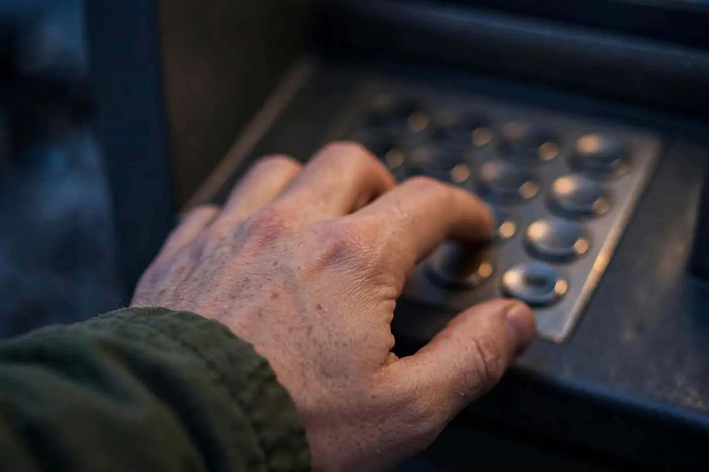 Carte Edahabia (2026) : demande, activation, plafonds et tarifs 2 Activation de la carte Edahabia : saisie du code PIN au distributeur