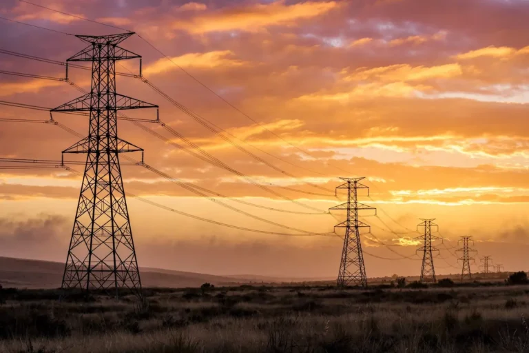 Lignes électriques au coucher du soleil — payer sa facture Sonelgaz en ligne